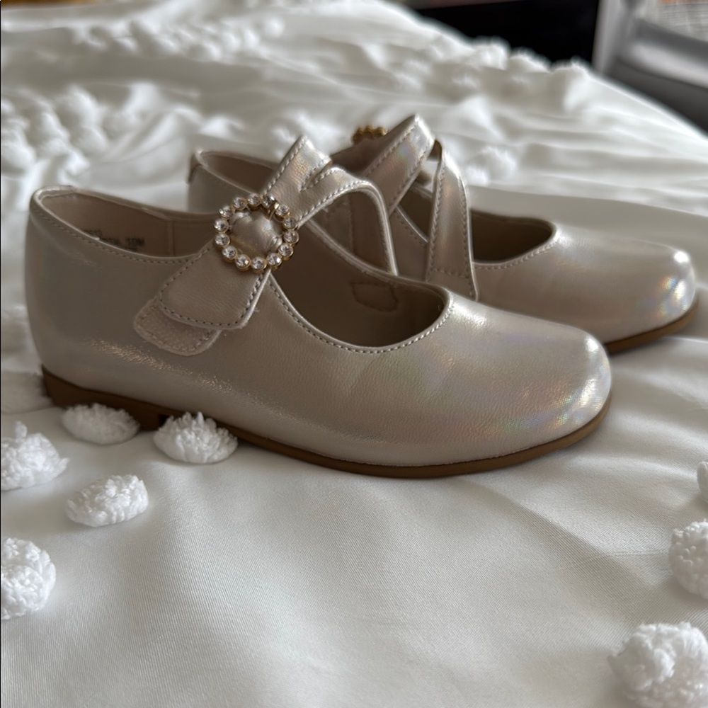Elegant Cream Kids Shoes with Pearl Buckle